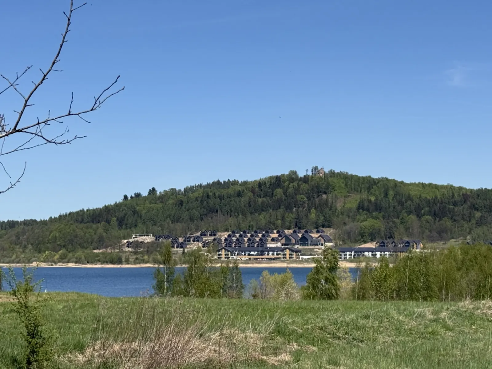 Widok na kompleks apartamentowy nad Zalewem Sosnówka