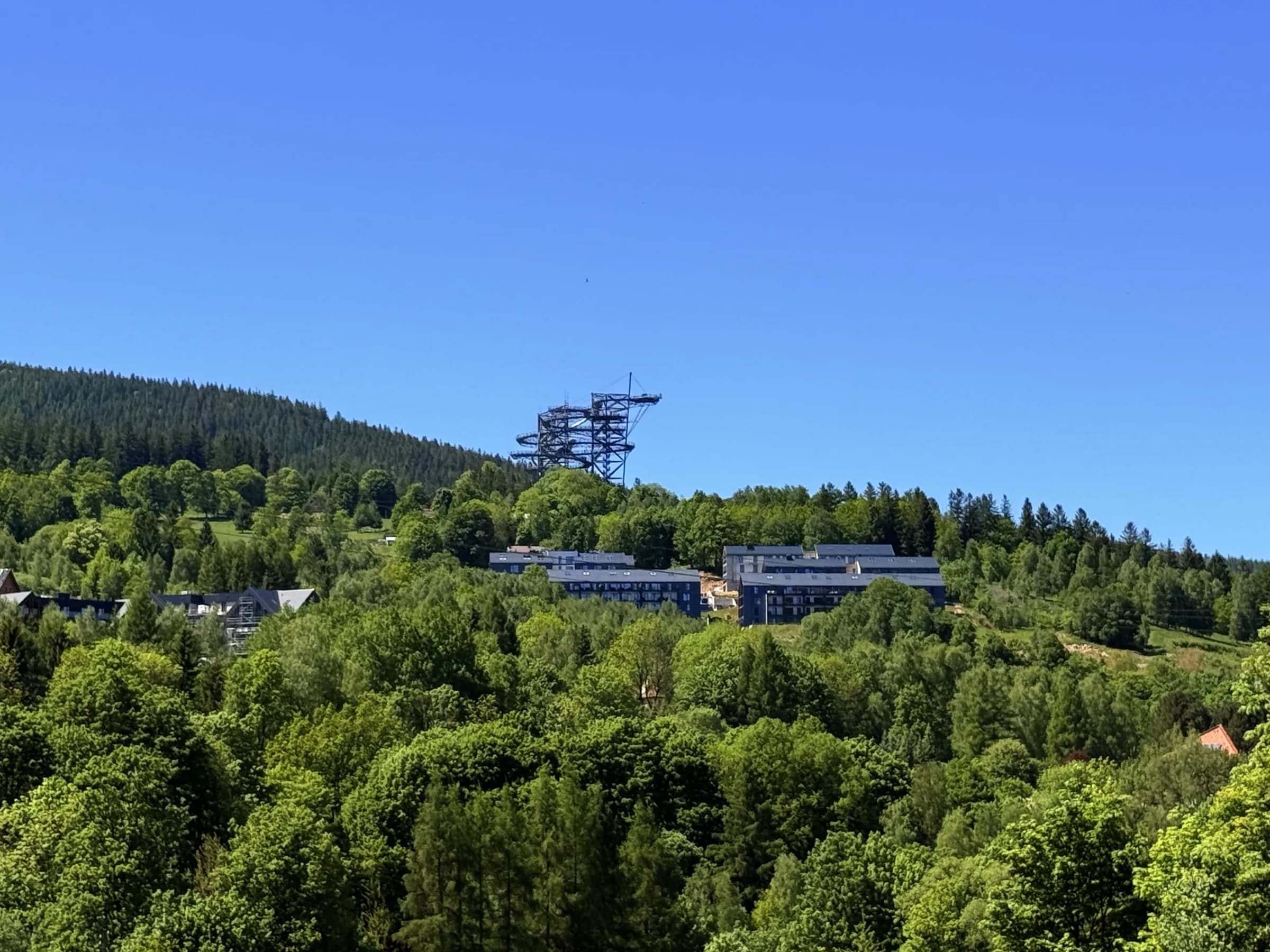 Izerski Resort i wieża Sky Walk w otoczeniu Gór Izerskich
