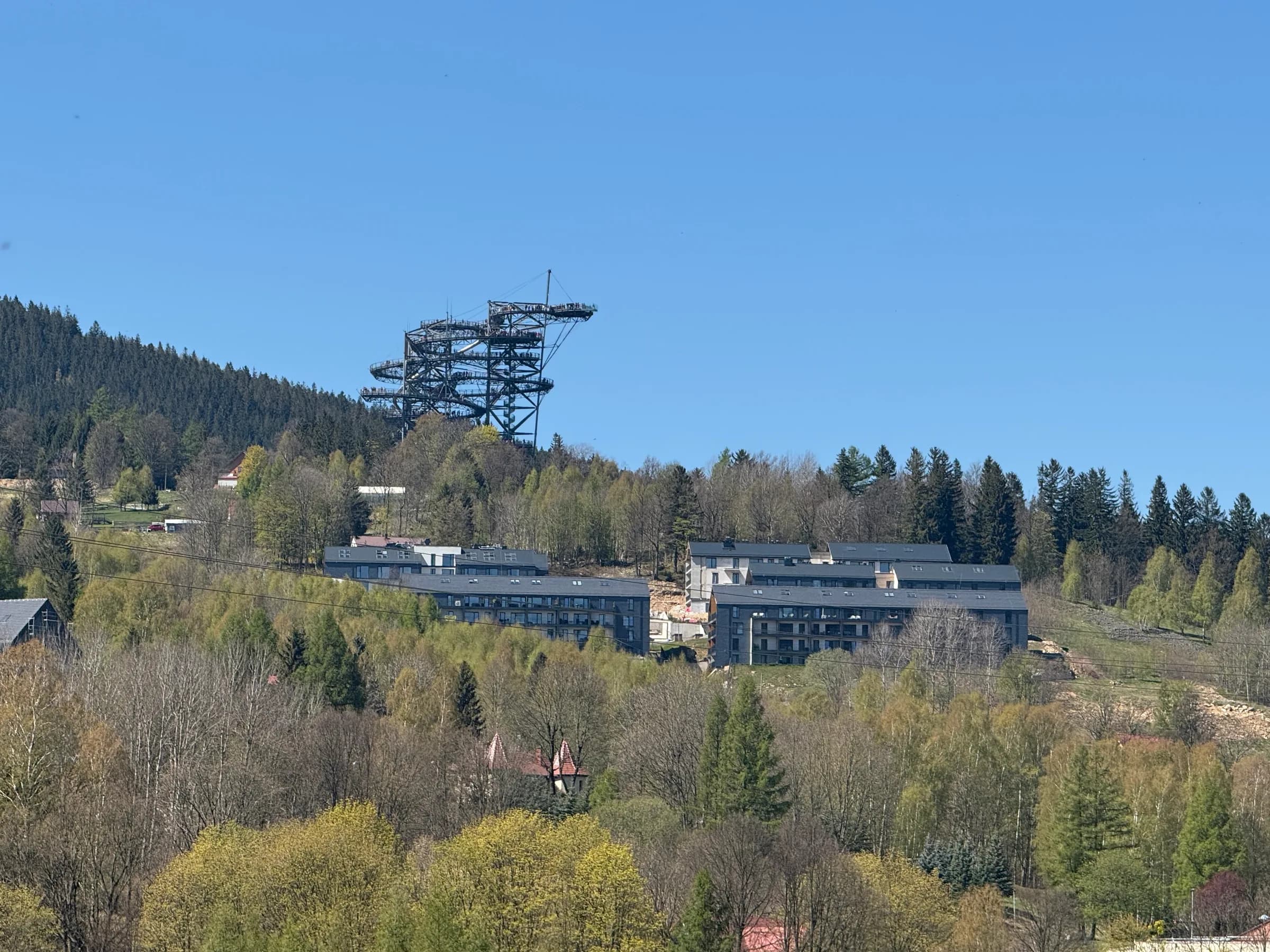Widok na Izerski Resort i wieżę Sky Walk