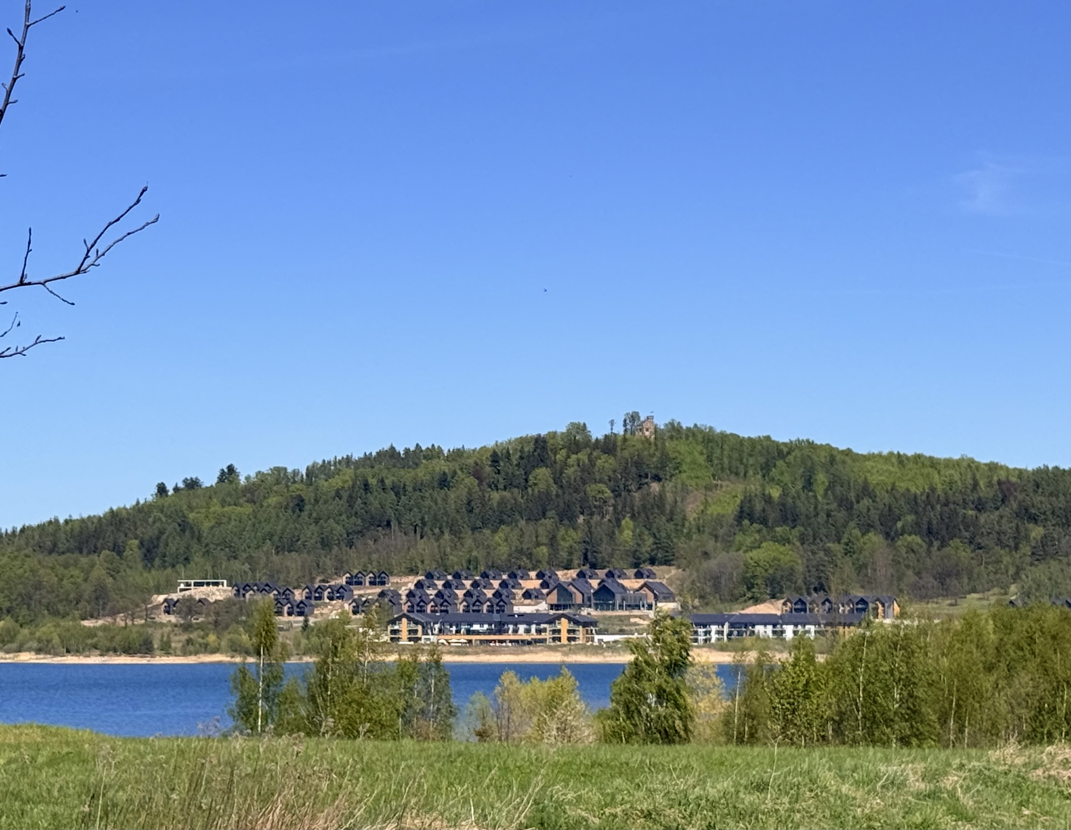 Widok na Karkonosze i Zalew Sosnówka